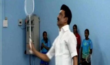 இறகுப்பந்து விளையாடிய முதல்வர் ஸ்டாலின்!