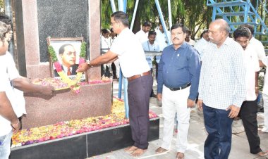   அம்பேத்கர்   சிலைக்கு  மாவட்ட ஆட்சித்தலைவர் குமாரவேல் பாண்டியன் மாலை !