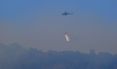 ஹெலிகாப்டர் மூலம்  தீ அணைக்கும் பணி!