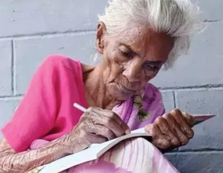 கேரளாவில் 108 வயது பாட்டி பரிட்சையில் 100க்கு 97 மதிப்பெண்கள் பெற்றார்!