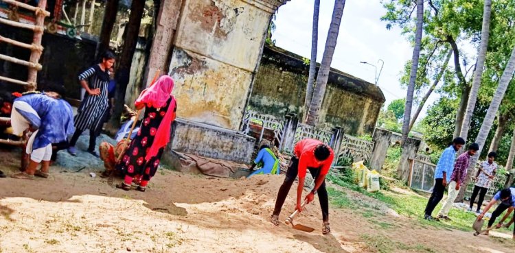 கோவிலை சுத்தம் செய்த மாணவர்கள்!