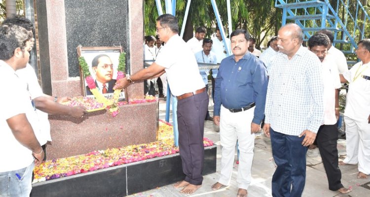 அம்பேத்கர் சிலைக்கு மாவட்ட ஆட்சித்தலைவர் குமாரவேல் பாண்டியன் மாலை !