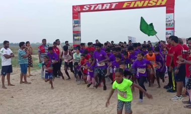 ஆற்று மணலில் ஓடி அசத்திய மக்கள்!