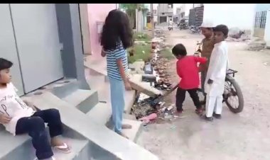 கழிவு நீர் கால்வாயை சுத்தம் செய்யும் 5 வயது சிறுவன்! பாராட்டும்...புகாரும்!!