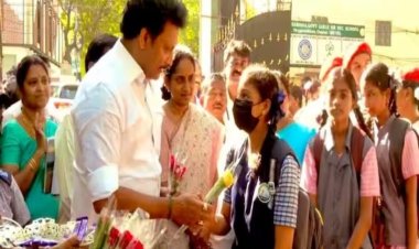 மாணவிகளை வரவேற்ற அமைச்சர் அன்பில் மகேஷ்!