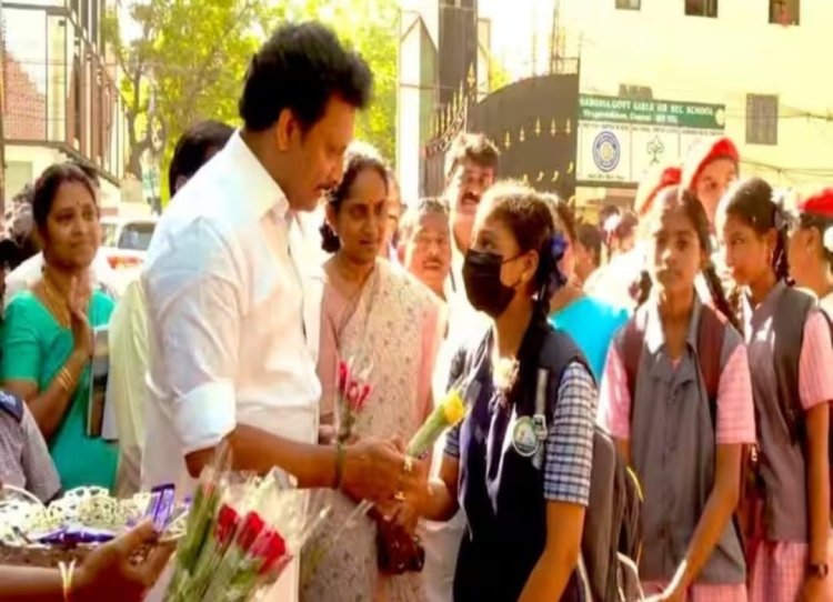 மாணவிகளை வரவேற்ற அமைச்சர் அன்பில் மகேஷ்!