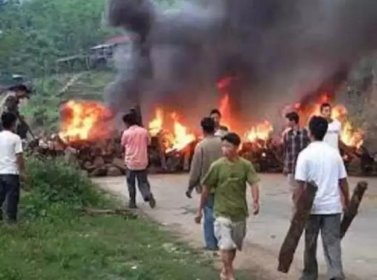 50 நாட்களாக பற்றி எரியும் மணிப்பூர் - கண்டுகொள்ளாத பிரதமர் என காங்கிரஸ் குற்றச்சாட்டு! பேனர் மூலம் வேண்டுகோள்!!