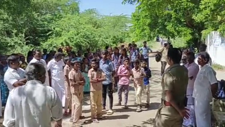 பள்ளிக்கு விடுமுறை எடுத்து வந்து பஸ்சுக்காக போராடிய மாணாக்கர்!