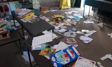 பள்ளிக்கூடத்தில் புகுந்து புதகங்கள் சூறை! யார் அந்த விஷமி? போலிசார் விசாரணை!!