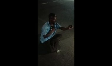 கோர்ட்டு முன்பு சரக்கு போட்டுவிட்டு நீதி கேட்ட நபரால் பரபரப்பு!