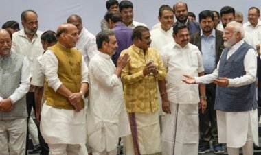 மோடிக்கு பக்கத்திலேயே எடப்பாடி! செம குஷியில் அதிமுக!