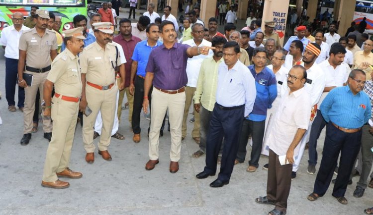 பேருந்து நிலையத்துக்குள் நுழைந்த கலெக்டர் குமாரவேல் பாண்டியன்!