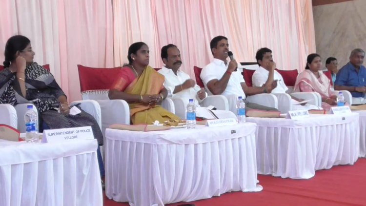பள்ளிக்கூடம் அருகில் உள்ள மதுக்கடைகளை மூடுங்கள்! ஆட்சியரிடம் கோரிக்கை வைத்த ஊராட்சி நிர்வாகிகள்!