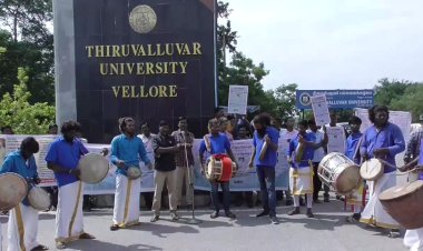 செத்து போனவர்களை பேப்பர் திருத்த அழைப்பதா? திருவள்ளுவர் பல்கலை  முன் பறை இசைத்து ஆர்பாட்டாம்!