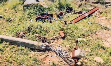 டிப்பர் லாரியில் மின் கம்பி சிக்கி 22 மின்கம்பங்கள் சரிந்தன!