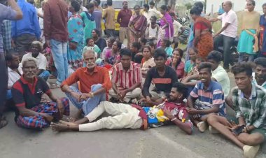 மரக்கட்டை தார் டிரம்முகள் சாலையில் வைத்து மறியல்! ஊராட்சி மன்ற தலைவியால் மக்கள் அவதி!