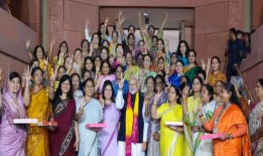 பெண் எம்பிகளுடன் போட்டோ எடுத்துக்கொண்ட பிரதமர்!