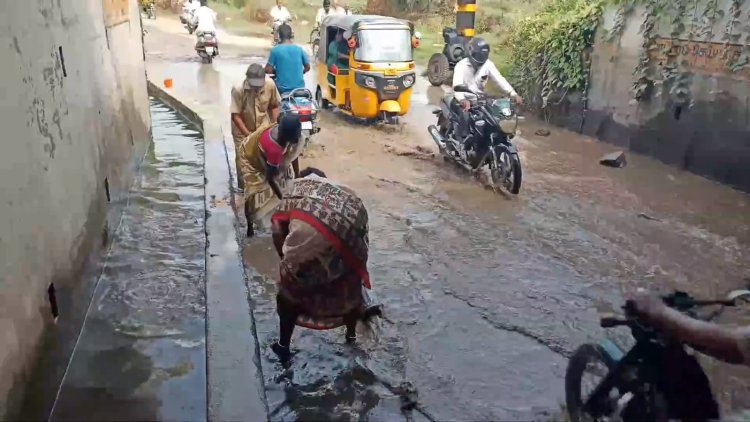 ஏசி ரூமில் ஆணையர்! கழிவு நீரில் துப்புரவாளர்கள்