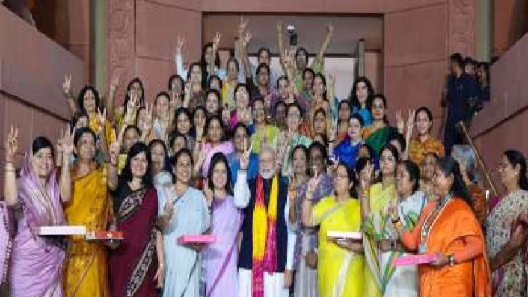 பெண் எம்பிகளுடன் போட்டோ எடுத்துக்கொண்ட பிரதமர்!
