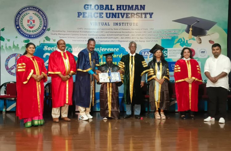 'பத்தாம் வகுப்பு தேர்ச்சி பெறாத  ஓவியருக்கு அமெரிக்க பல்கலைக்கழகம் டாக்டர் பட்டம்!