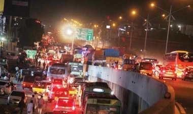 போக்குவரத்து நெரிசலில் மக்கள்! ஓட்டல் நிர்வாகத்தால் சிக்கல்