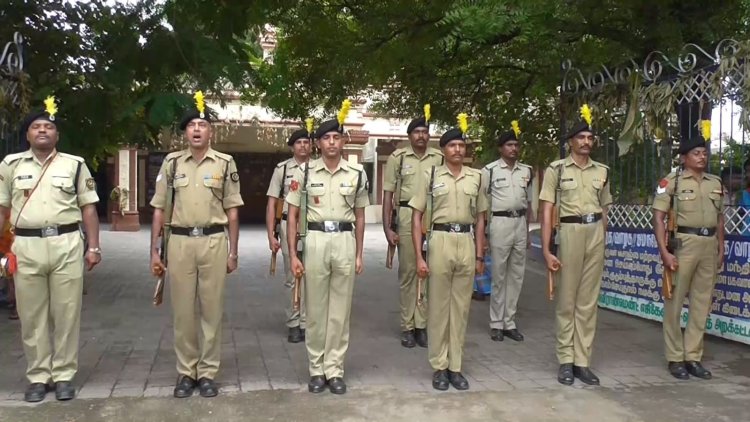 பி.எஸ்.எப், வீரருக்கு துப்பாக்கி குண்டுகள் முழங்க அஞ்சலி!