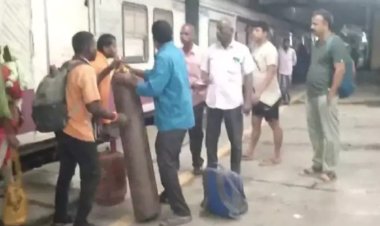 பயணிகள் ரயிலில் ஏற்றப்பட்ட கேஸ் சிலிண்டர்!
