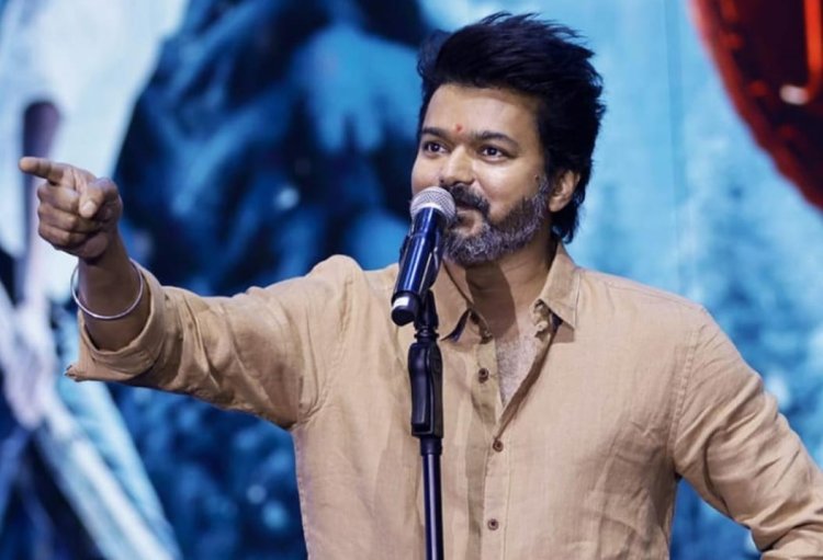   நீங்க ஆணையிடுங்க நான் செய்கிறேன்" ரசிகர்கள் மத்தியில் நடிகர் விஜய் அரசியல் டச்!