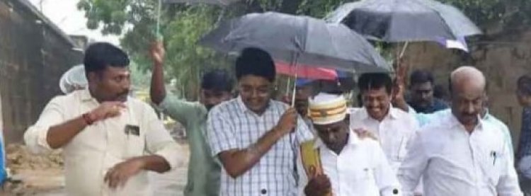 உதவியாளருக்கு குடை பிடித்த கலெக்டர்!