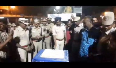 ரோட்டில் கேக் வெட்டிய எஸ்.பி.!