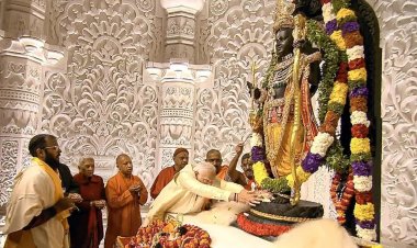 அயோத்தி ராமர் கோவில் கருவரையில் முதல் பூஜை செய்த பிரதமர் மோடி!