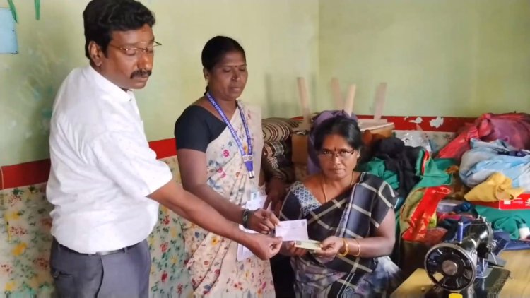 தமிழகம் முழுவதும் பொங்கல் பரிசுக்கு டோக்கன் கொடுக்க துவங்கினர்!