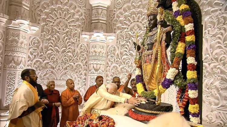 அயோத்தி ராமர் கோவில் கருவரையில் முதல் பூஜை செய்த பிரதமர் மோடி!
