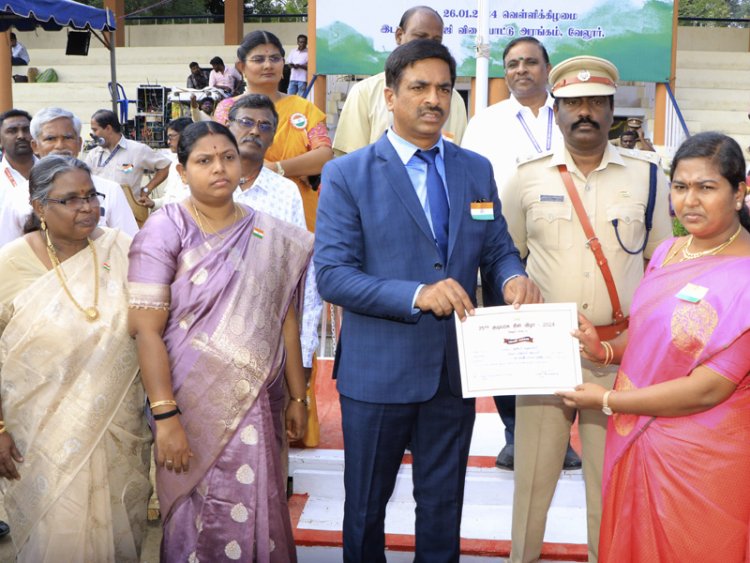 வேலூர் ஆட்சியரால் கௌரவிக்கப்பட்ட தியாகிகள்!