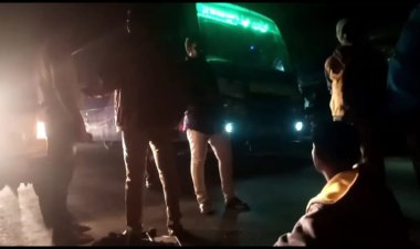 மாற்று பேருந்து அனுப்ப தாமதம்! ஆம்பூரில் பயணிகள் மறியல்! கார் ஓட்டிய மாணவரால் பயங்கர விபத்து!