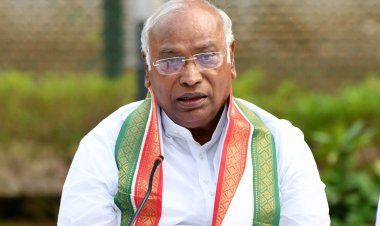 அரசியல் சாசனத்தை கிழித்தெறிவதா? காங்கிரஸ் தலைவர் மல்லிகார்ஜுன கார்கே கேள்வி!