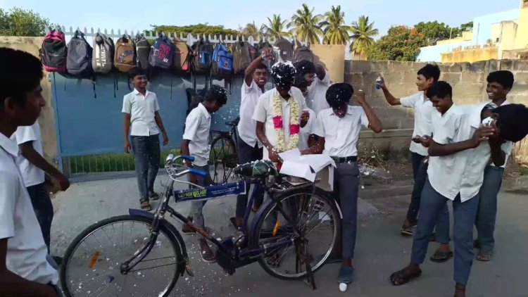 நடுரோட்டில் பர்த்டே செலிப்ரேஷன்:- பள்ளி புள்ளிங்கோஸ் ஜாலி! அக்கம் பக்கத்தினர் வெறுப்பு!