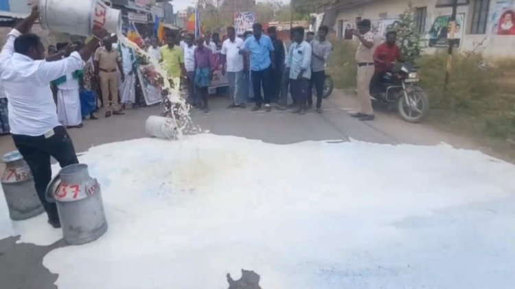 லோ வோல்டேஜ் பாதிப்பு:- கெட்டுபோன பாலை தரையில் ஊற்றி போராட்டம்!