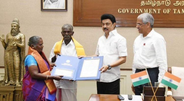 உயிரை பணயம் வைத்து ரயில் விபத்தை தடுத்த முதியவர்களுக்கு ரூ.5 லட்சம் வழங்கி முதலமைச்சர் பாராட்டு!
