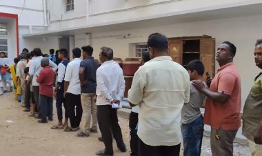 அதிகாலை முதல் வரிசை கட்டி நின்ற பொதுமக்கள்! தபால் நிலையத்தில் பரபரப்பு!