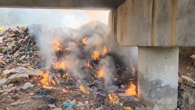 குப்பை  கிடங்காக மாற்றப்பட்ட பாலம்! தரம் பிரிக்காமல் எரிக்கப்பட்ட பிளாஸ்டிக்! நகராட்சி ஊழியர்களால் சுகாதார சீர்கேடு!