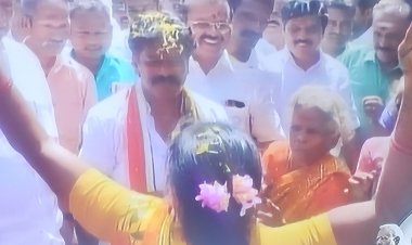 மாட்டு வண்டியில் இருந்து விழுந்த தேமுதிக வேட்பாளர்! சாமியாடி அருள் வாக்குச் சொன்ன பெண்!!