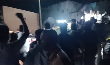 அரக்கோணம் திமுக வேட்பாளர் ஜெகத்ரட்சகனுக்கு கருப்புக்கொடி காட்டி எதிர்ப்பு தெரிவித்த உடன்பிறப்புகள்! உதயசூரியன் சின்னத்தை அழித்தனர்... பேனர்களை கிழித்தனர்!!