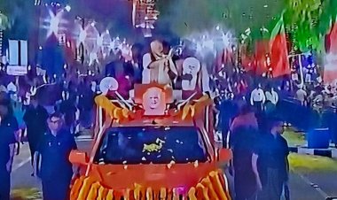 வேட்டி சட்டை உடையில் மோடி ரோடு ஷோ! தாமரைச் சின்னத்தை கையில் ஏந்தி வாக்கு சேகரிப்பு!