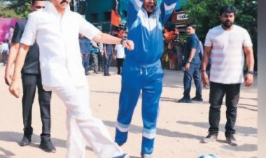 திடீரென்று பிரச்சார வாகனத்திலிருந்து இறங்கிய முதலமைச்சர்!