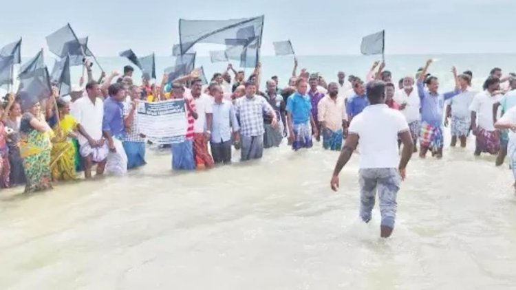 விரட்டப்பட்ட ஆளுங்கட்சி எம்.எல்.ஏ.! தொடங்கியது தேர்தல் புறக்கணிப்பு போராட்டம்! கடலில் இறங்கி களேபரம்!