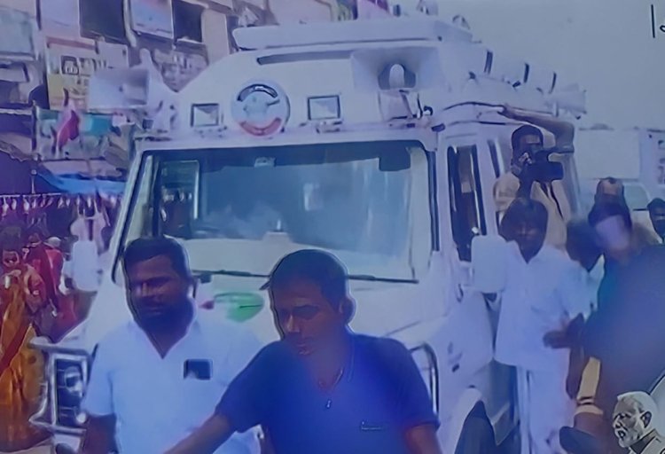 இரட்டை இலையை காட்டி டிடிவி தினகரனை வெறுப்பேற்றிய அதிமுகவினர்! பதிலுக்கு குக்கரை காட்டியதால் பதற்றம்!