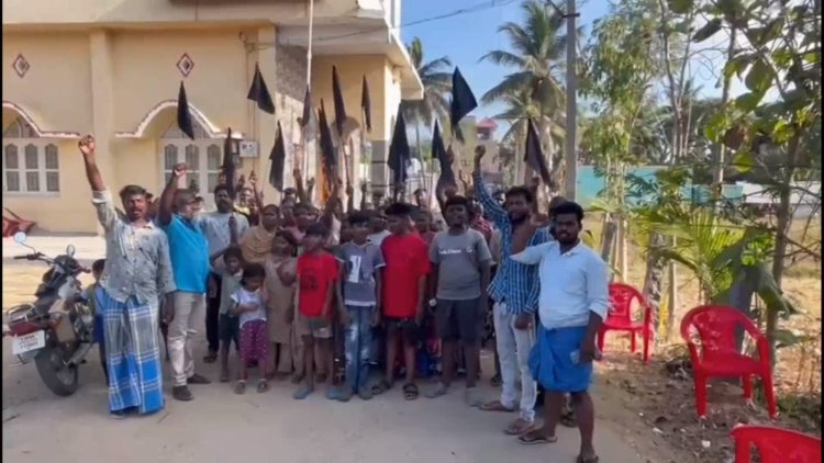 இடுகாட்டுக்கு பாதை கொடு... இல்லை என்றால் வாக்களிக்க மாட்டோம்! கருப்புக்கொடி ஏற்றி கிராம மக்கள் தேர்தல் புறக்கணிப்பு போராட்டம்!