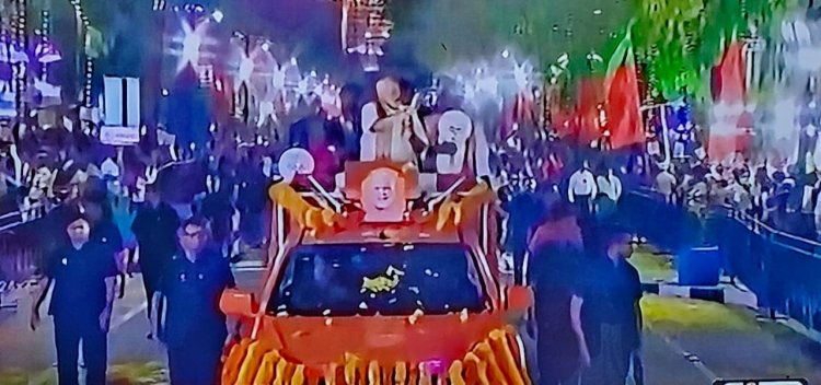 வேட்டி சட்டை உடையில் மோடி ரோடு ஷோ! தாமரைச் சின்னத்தை கையில் ஏந்தி வாக்கு சேகரிப்பு!