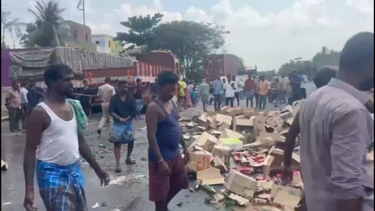 லாரி கவிழ்ந்து மது பாட்டில்கள் சிதறல்! மது பிரியர்களை விரட்டி அடித்த போலீசார்!